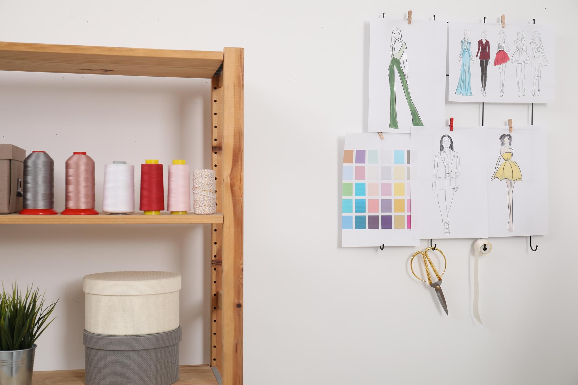 Interno dell'atelier con tavolo e campioni